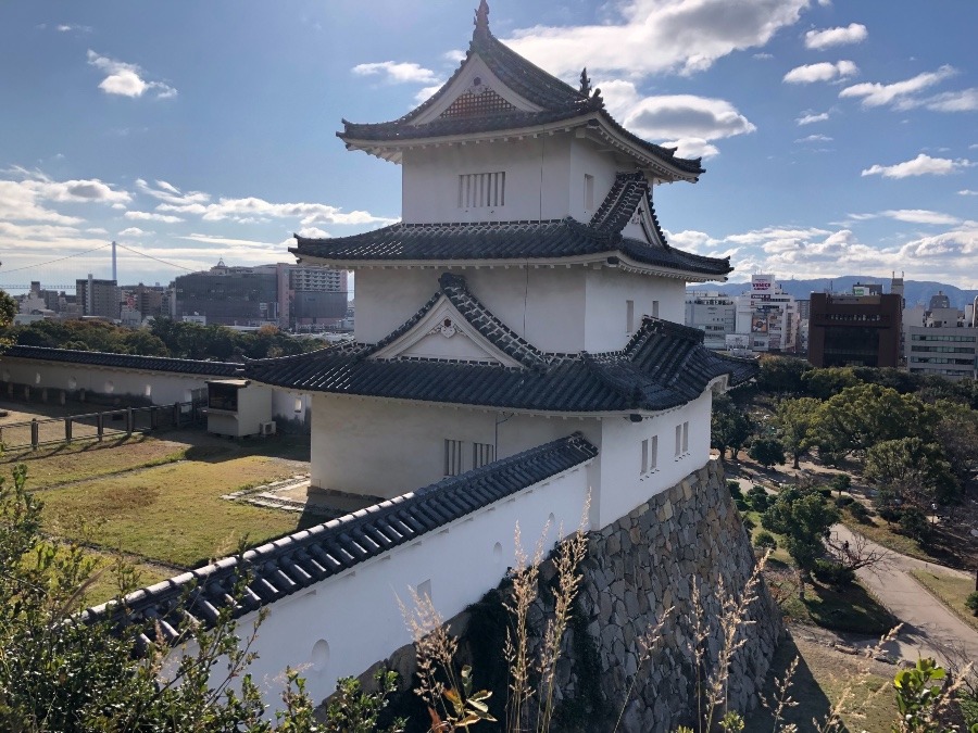 明石海峡大橋と淡路島が見える🏯明石城