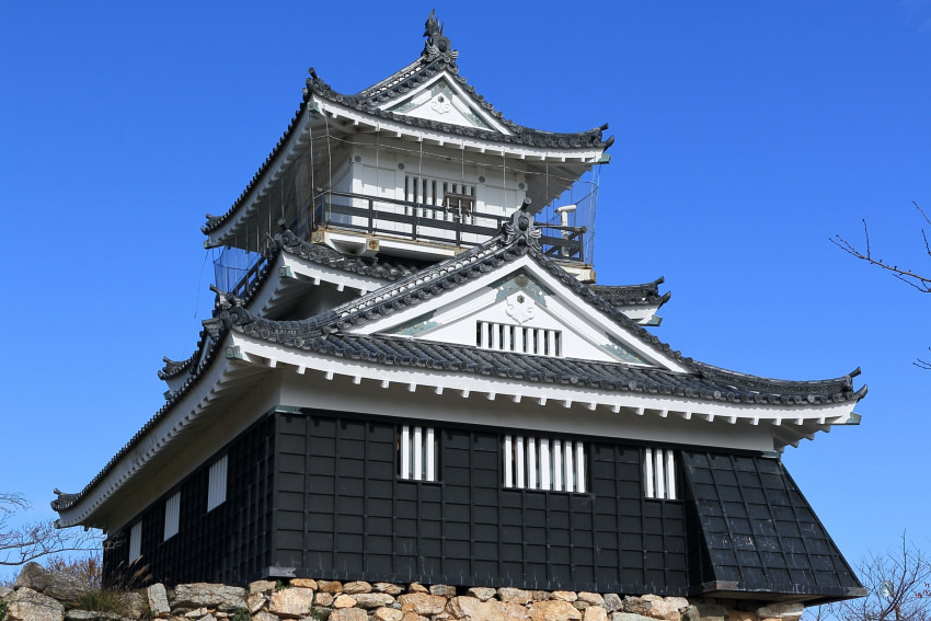 浜松城の天守は資料がないため、どんな姿だったか確認できていない。現在の天守は、天守台と櫓台の上に建てられた模擬天守で、福井県坂井市にある丸岡城をモデルにしたといわれている