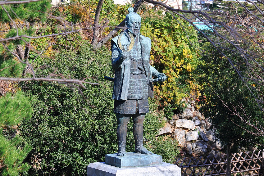 「若き日の徳川家康公の銅像」。手に持っているのは「勝草」のシダ(羊歯)。家康の兜印になっている