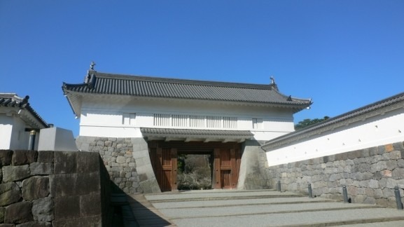 門の上に櫓をのせた銅門。櫓の内部は毎週土・日曜・祝日に特別公開されています。入場無料（提供：小田原市）