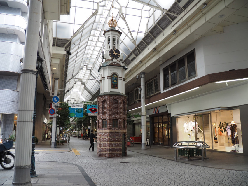 表町南部商店街と西大寺町商店街が交差するサーカスドーム。古い時計台がある