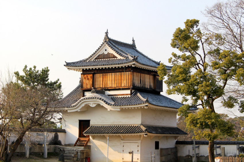 4代城主・池田忠雄の時代に建てられた３階建ての「月見櫓」は、本丸跡に現存する唯一の櫓。国の重要文化財に指定されている