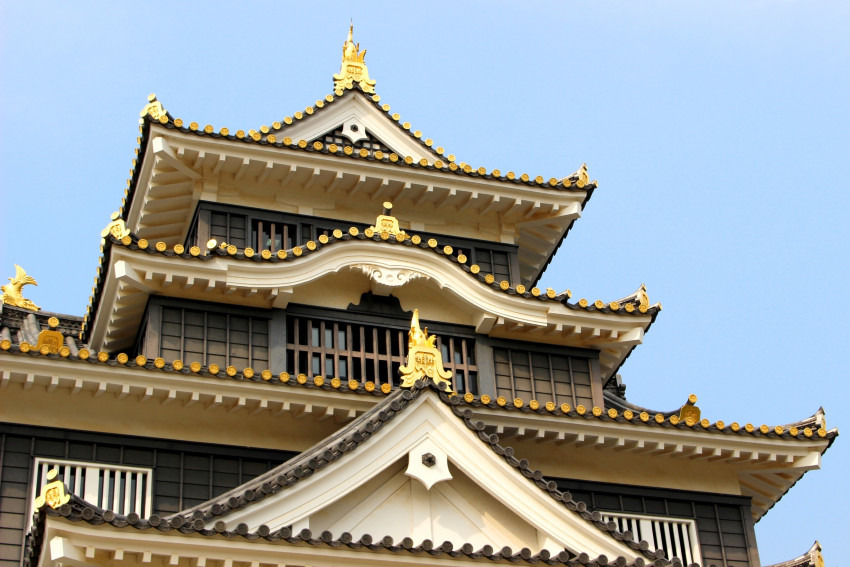 金箔瓦は信長没後、天下をとった秀吉が“信長の正統な後継者は自分だ”ということをアピールするため大阪城に大量に使用し、家臣たちもこれにならったそう