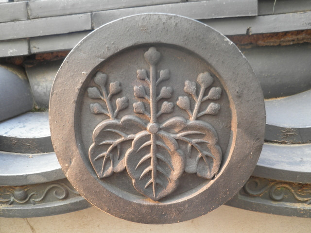 岡山城の瓦の文様には、豊臣家の家紋である桐紋があしらわれている
