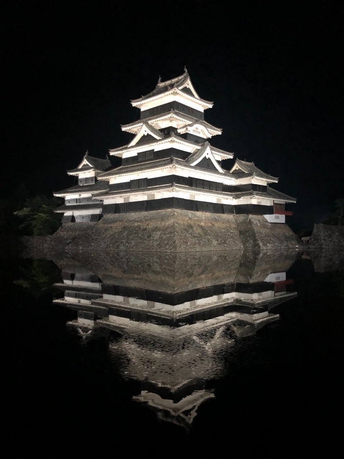 水面に映る深志城