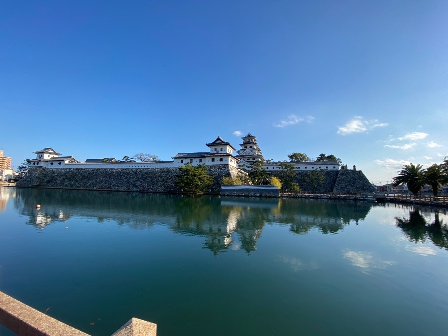 水面に映る今治城