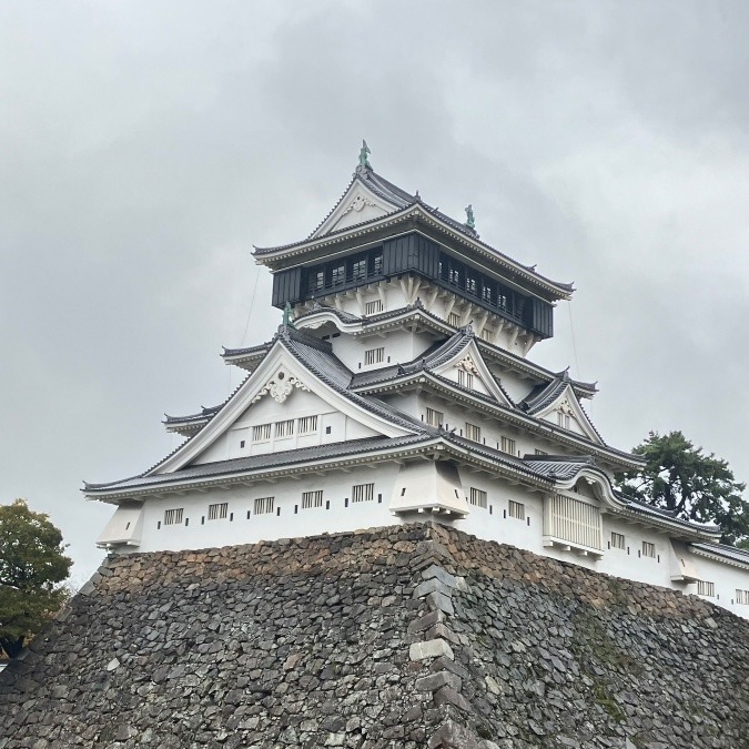 秋雨の中の小倉城