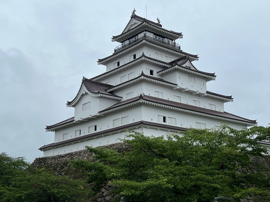 雨の鶴が城