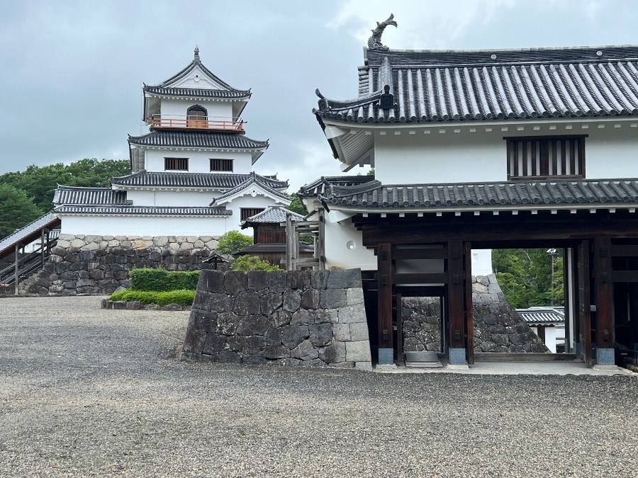 白石城　大手門と天守閣