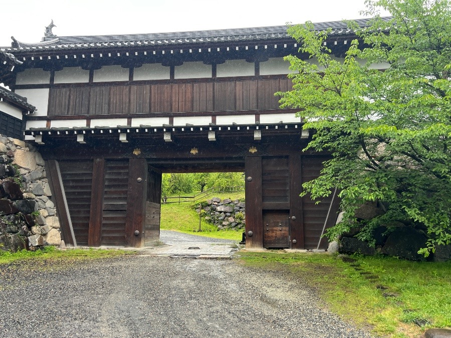 雨の郡山城　追手門