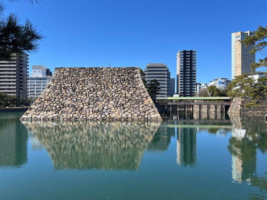 内堀に映る本丸石垣、鞘橋と近代ビル群