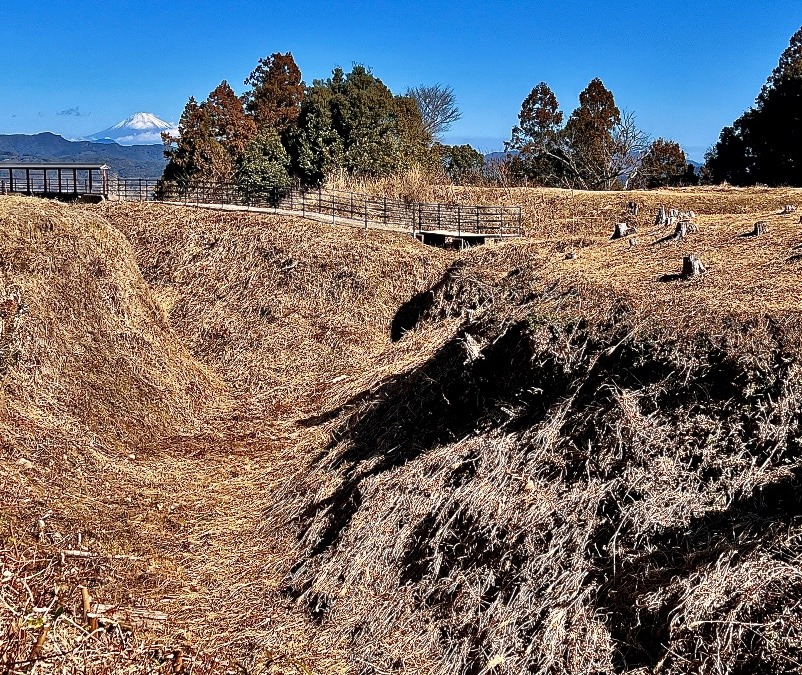諏訪原城、丸馬出の三日月堀と富士山