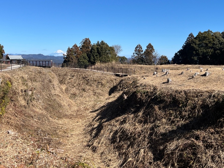 諏訪原城、丸馬出の三日月堀と富士山