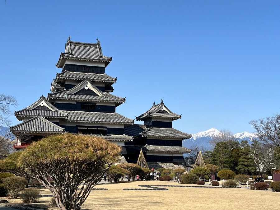 晴天の松本城