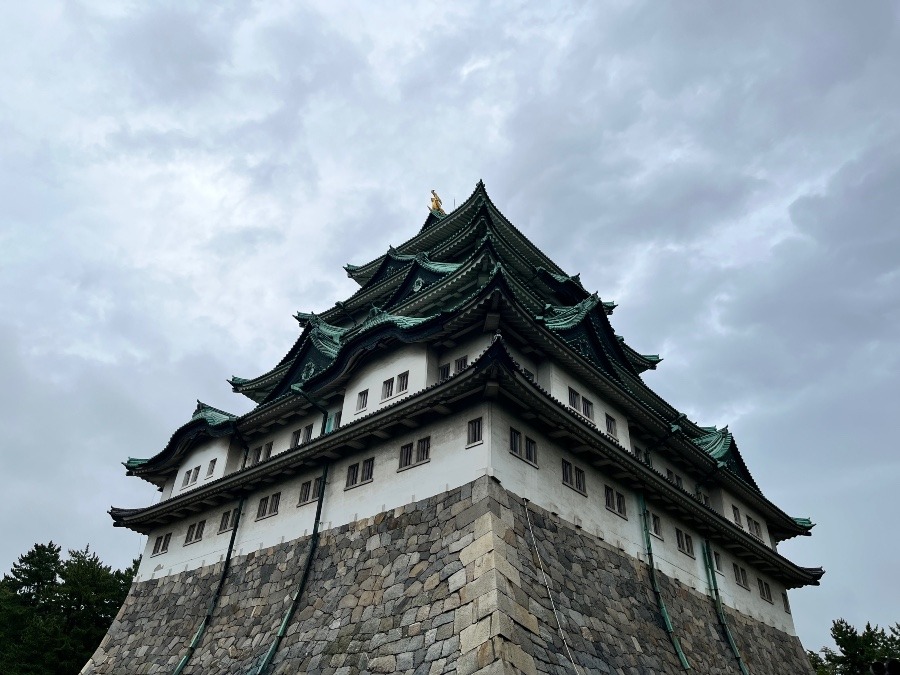 雨空の名古屋城